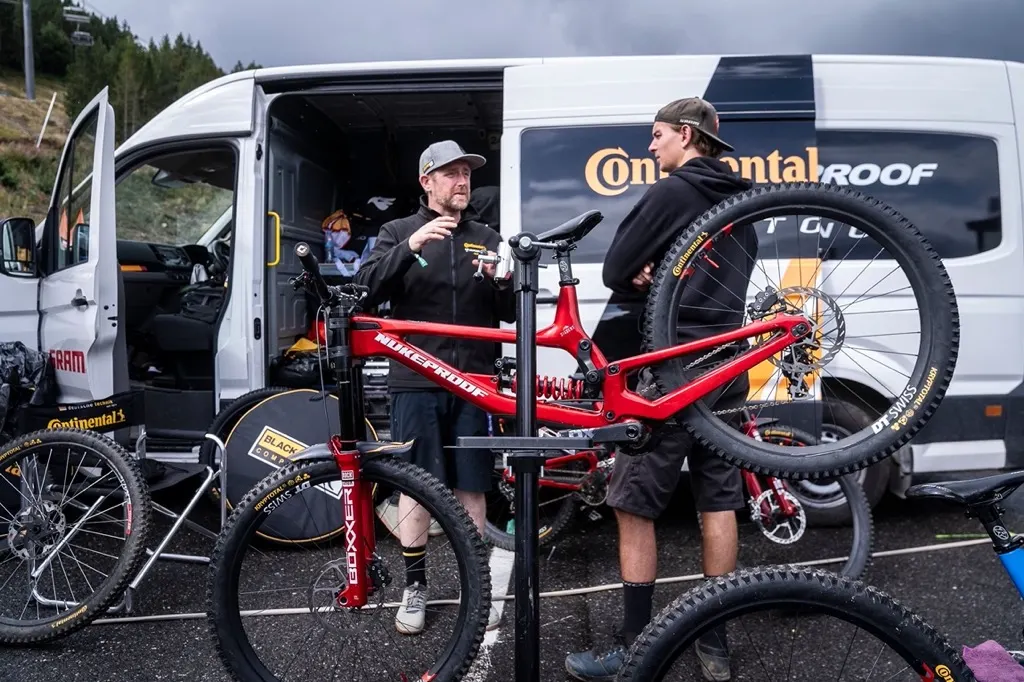 Chris Hinds working as World Cup MTB mechanic - now servicing suspension in Terrey Hills, Northern Beaches